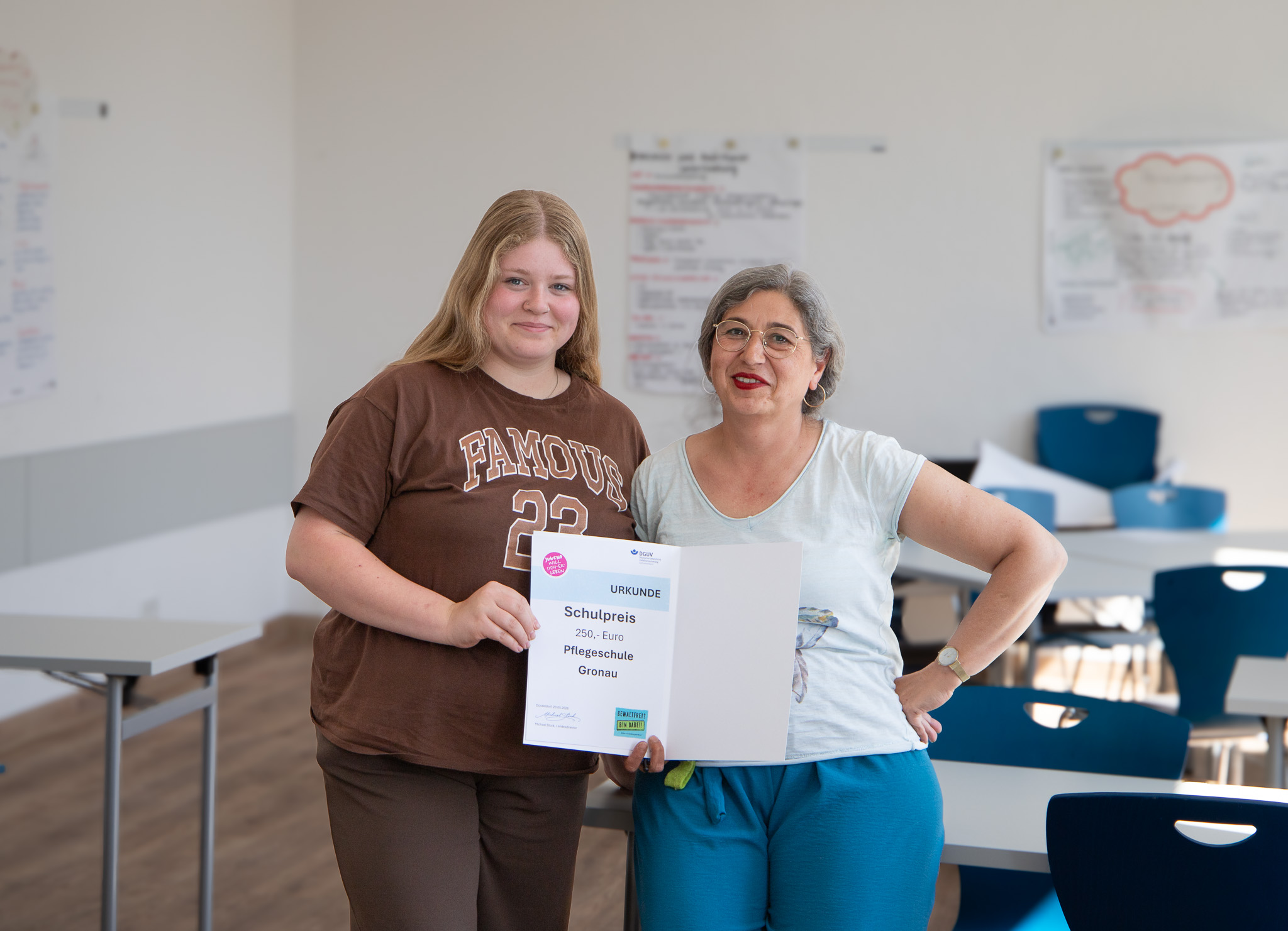 Pflegeschulleiterin Sevgi Filiz und Schülerin Kiana Kernebeck freuen sich über den Gewinn. Pflegeschulleiterin Sevgi Filiz und Schülerin Kiana Kernebeck freuen sich über den Gewinn.