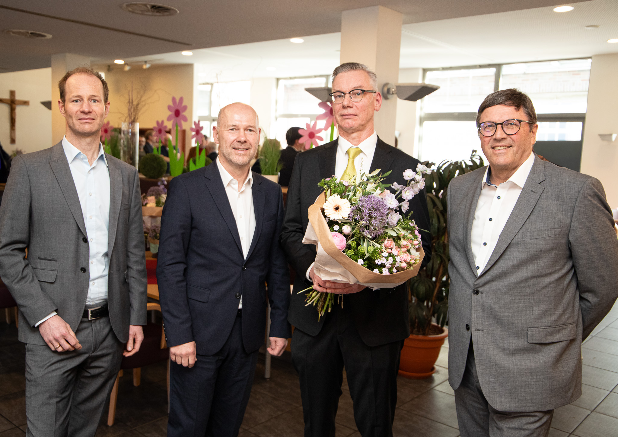 Von links: Geschäftsführer Jens Breer und Christoph Bröcker, Chefarzt Dr. med. Peter Ströcker und Aufsichtsratsvorsitzender Bernward Wigger nach der offiziellen Begrüßung.