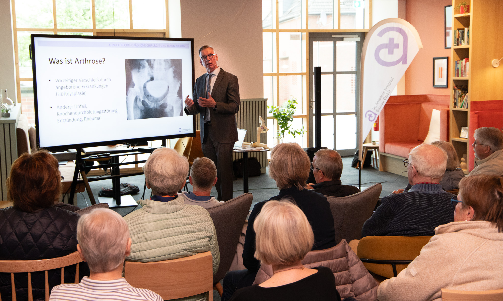 Dr. Peter Ströcker bei seinem Vortrag zu Arthrose in Gronau. 
