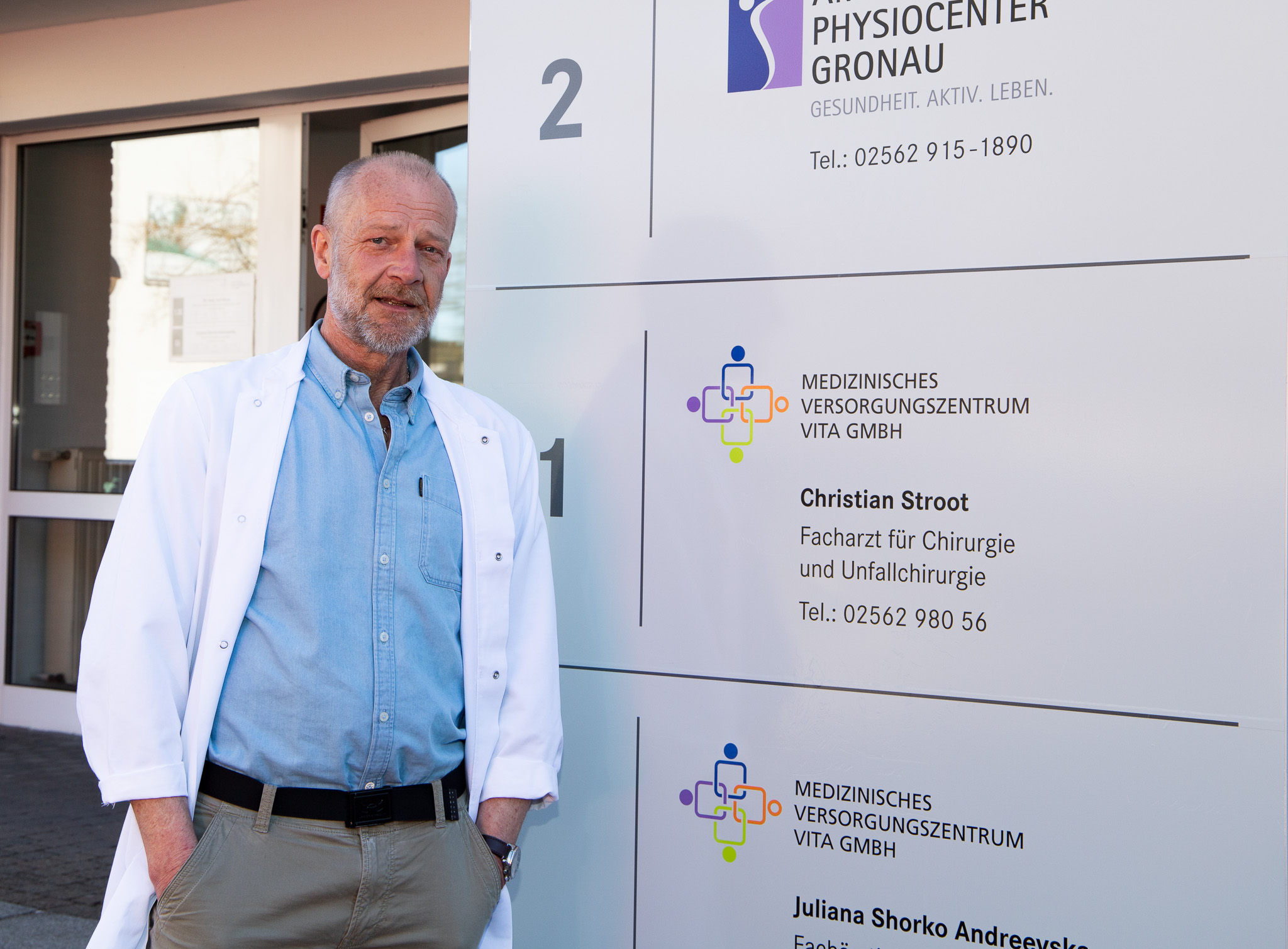 Christian Stroot vor dem Eingangsschild der MVZ-Praxis. Christian Stroot steht vor dem Eingangsschild der MVZ-Praxis.