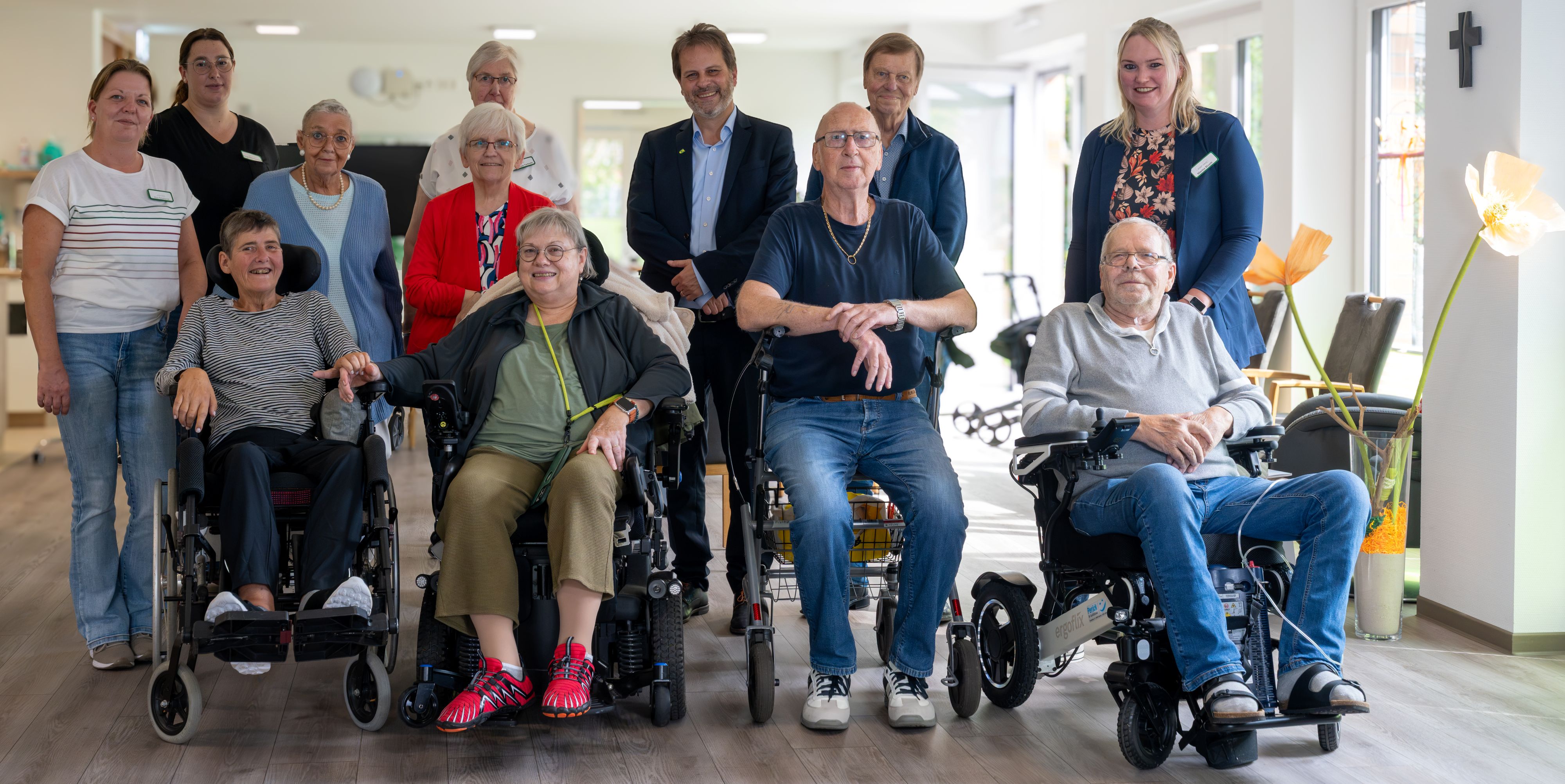 Bürgermeister Jörg von Borczyskowski (Mitte) mit Einrichtungsleiterin Marina Bloom (rechts), Mitarbeiterinnen und Gästen des Tageshospiz. Bürgermeister Jörg von Borczyskowski (Mitte) mit Einrichtungsleiterin Marina Bloom (rechts), Mitarbeiterinnen und Gästen des Tageshospiz.