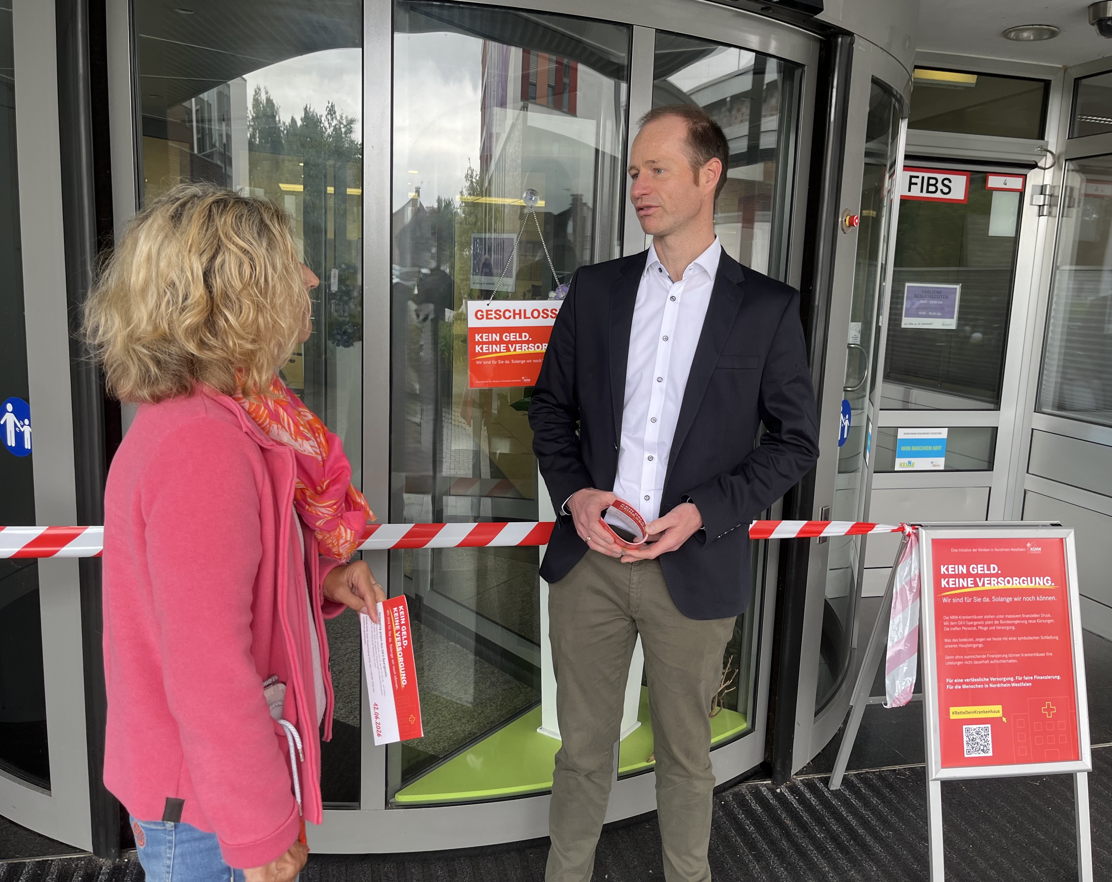 Geschäftsführer Jens Breer vor dem Haupteingang des St. Antonius-Hospital Gronau im Gespräch mit einer Besucherin. Geschäftsführer Jens Breer vor dem Haupteingang des St. Antonius-Hospital Gronau im Gespräch mit einer Besucherin.
