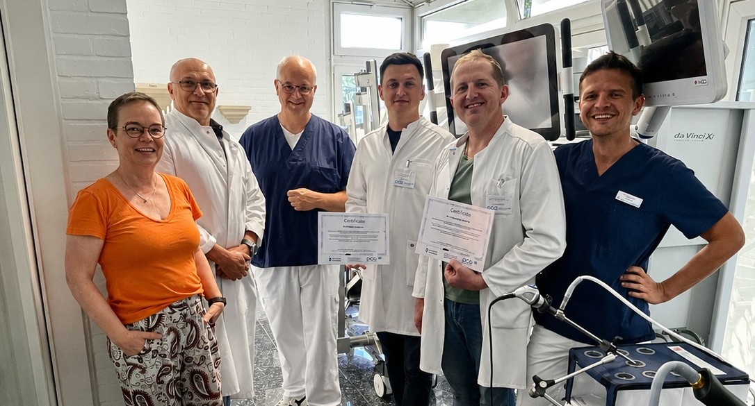 (von links): Indren Christine Thewes (Organisatorische Leitung Training Center), Dr. Oleg Voylenko, Chefarzt Dr. Christian Wagner (Leiter Training Center), Оleksandr Banas, Oleksandr Shykida und Oberarzt Yurii Zhylchuk.