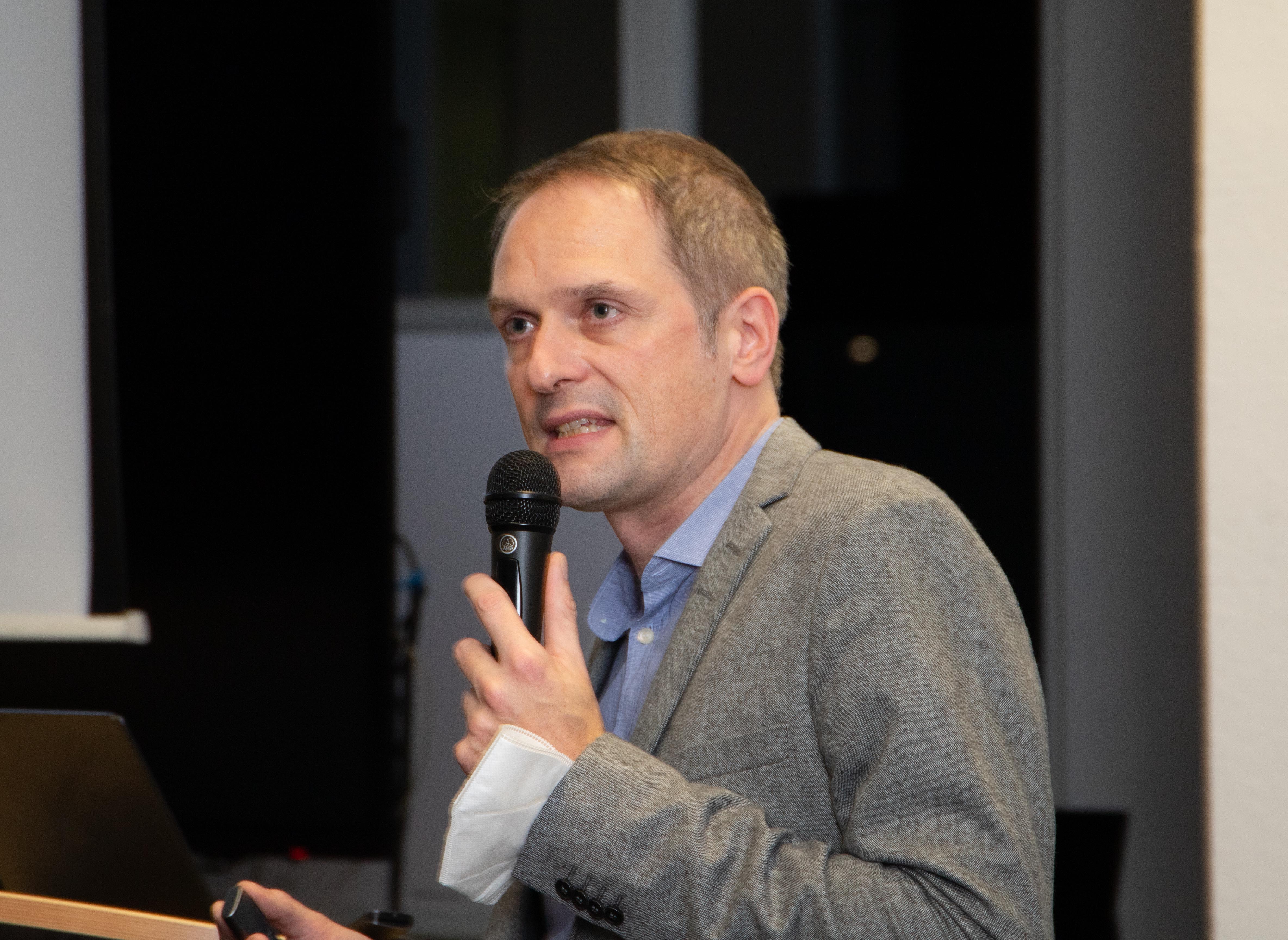 Prof. Dr. Samol während seines Vortrages