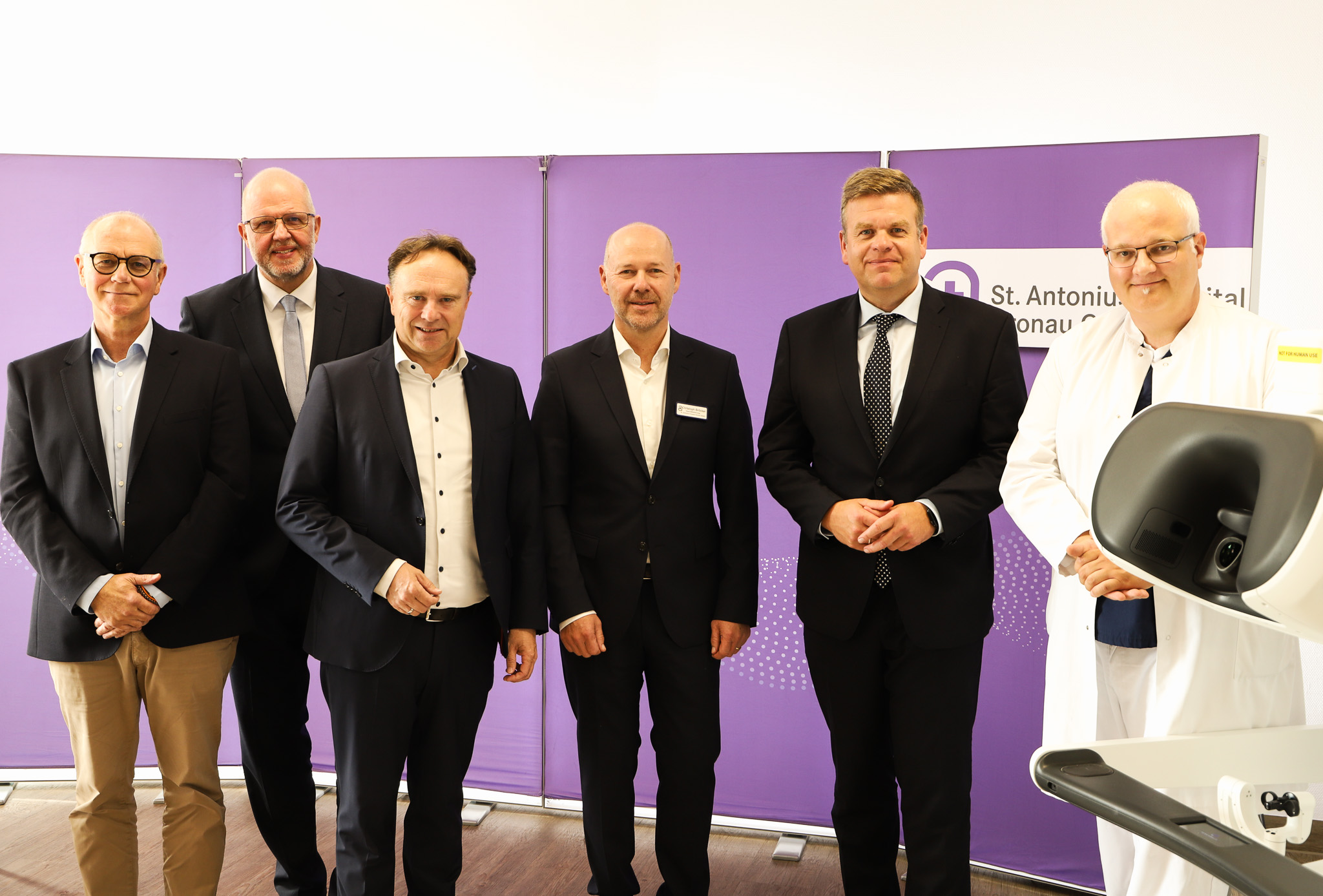 Auf dem Foto stehen von links neben einer Konsole des neuen da Vinci 5 Systems Bernd Loeffler, Ralph Barten, Dr. Kai Zwicker, Christoph Bröcker, Matthias Heidmeier, Dr. med. Christian Wagner.  
