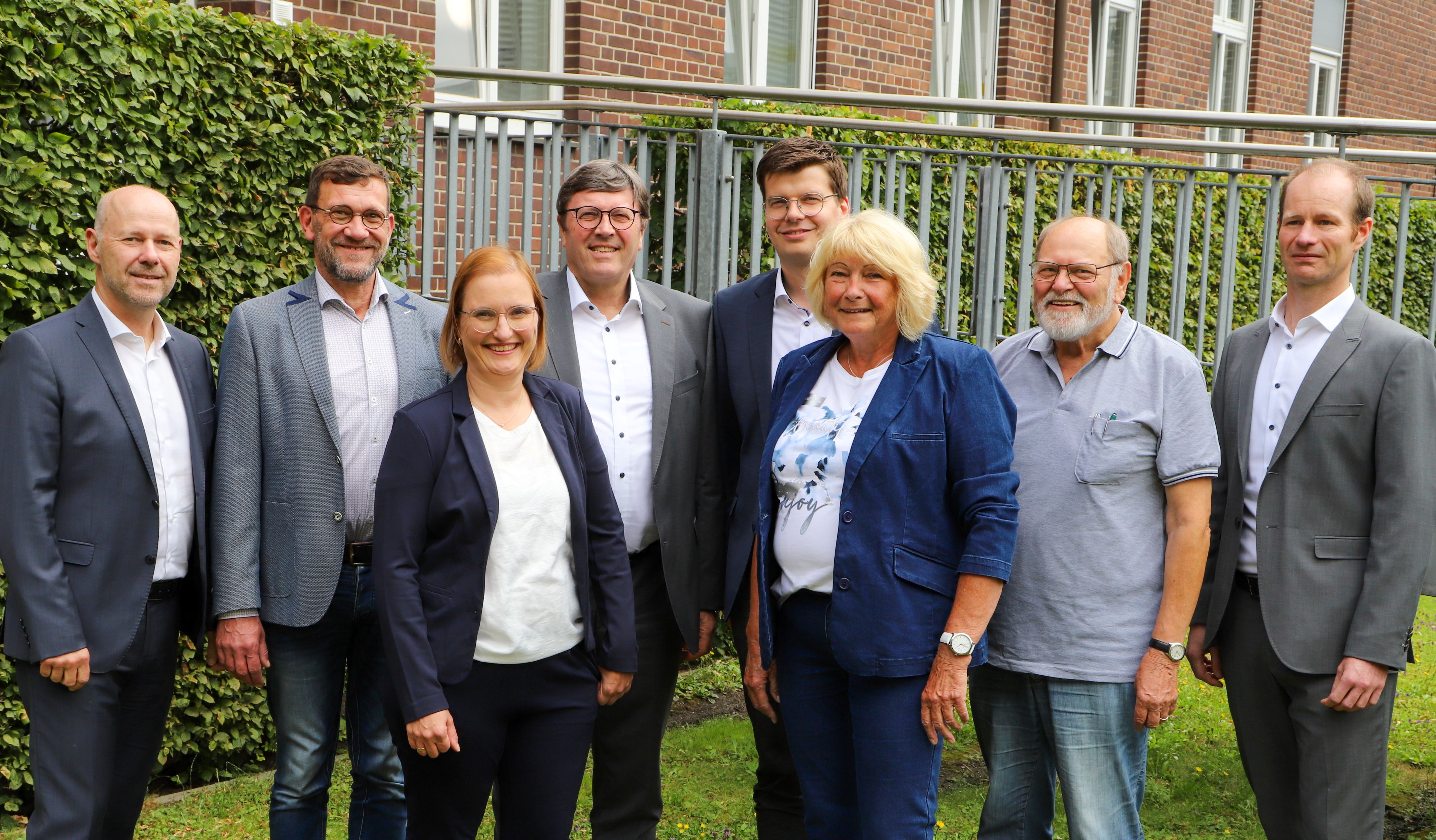 Geschäftsführung und Aufsichtsrat der St. Antonius-Hospital Gronau GmbH von links: Christoph Bröcker (Geschäftsführung), Michael Vehlken, Anja Fleer, Bernward Wigger (Vorsitzender Aufsichtsrat), Andreas Schmeing, Carola Leuderalbert, Mathias Frings, Jens Breer (Geschäftsführung). Es fehlt Ludger Berges.